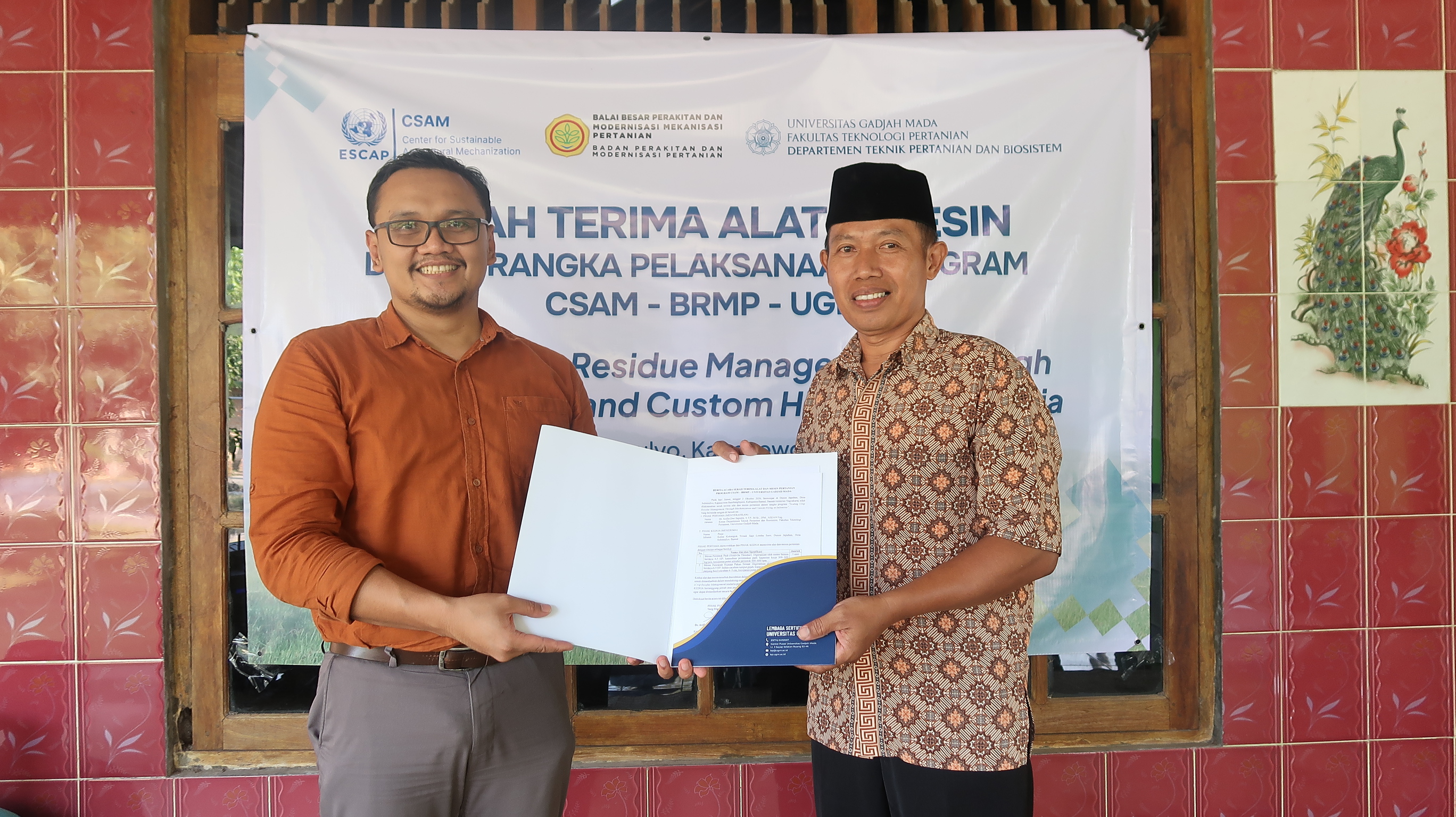 Dukung Pertanian Berkelanjutan, UGM Serahkan Bantuan Alsintan di Bantul