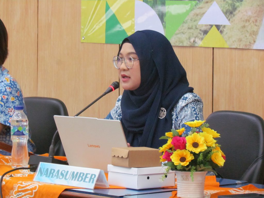 Dr Eng Ansita Gupitakingkin Pradipta pakar UGM menyampaikan pemaparan modernisasi irigasi pada Sidang Ke-3 Komisi Irigasi DIY