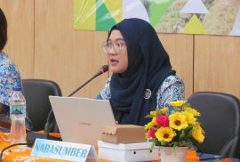 Dr Eng Ansita Gupitakingkin Pradipta pakar UGM menyampaikan pemaparan modernisasi irigasi pada Sidang Ke-3 Komisi Irigasi DIY